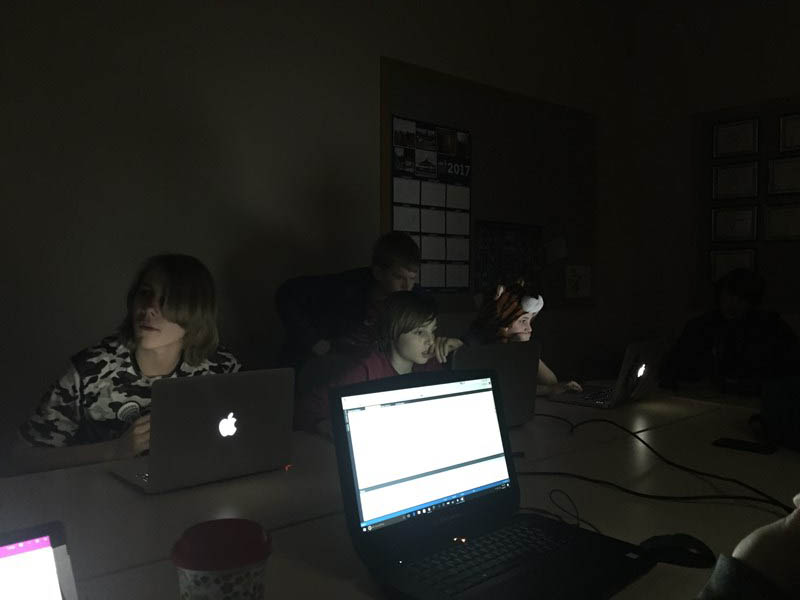 computers_at_meeting