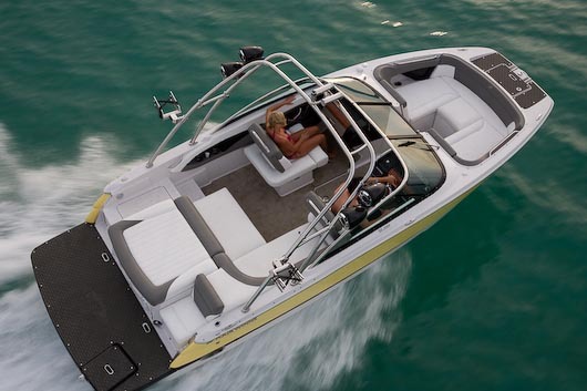 l_assets3.fourwinnsmarketing.com_images_model_2009_sl222_gallery_04_sl222_mg_9956